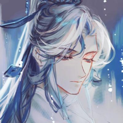 大爷穿着自己编织的蓑衣卖樱桃